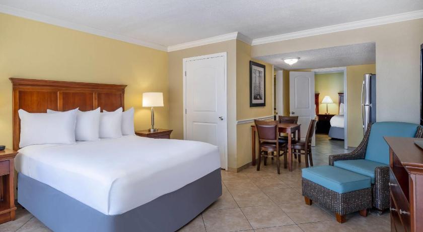 Image of 1 King Bed, Efficiency Studio, Street View, Non-Smoking 4