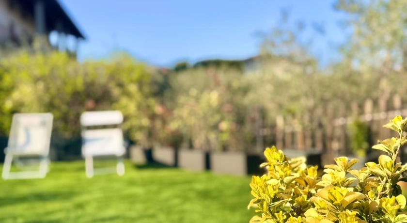 Golden Lake View HOME with Private Garden and Free Parking