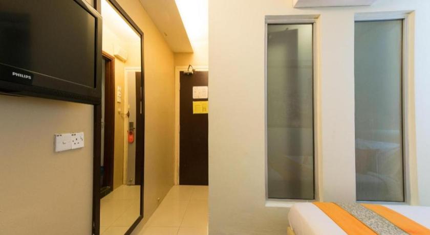 OYO 126 Rae Hotel - image 13
