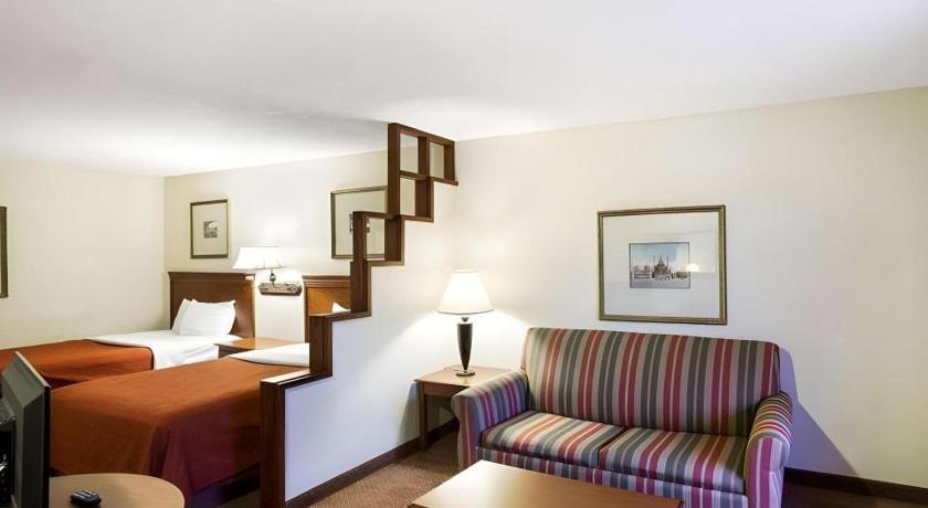 Rodeway Inn & Suites South of Fiesta Park – San Antonio, TX