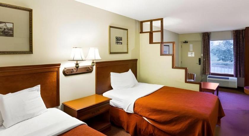 Rodeway Inn & Suites South of Fiesta Park – San Antonio, TX