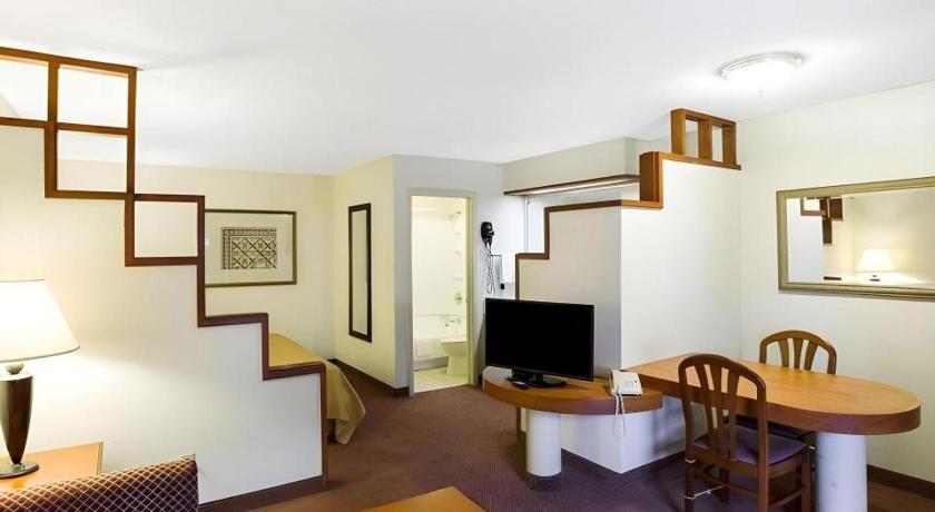 Rodeway Inn & Suites South of Fiesta Park – San Antonio, TX