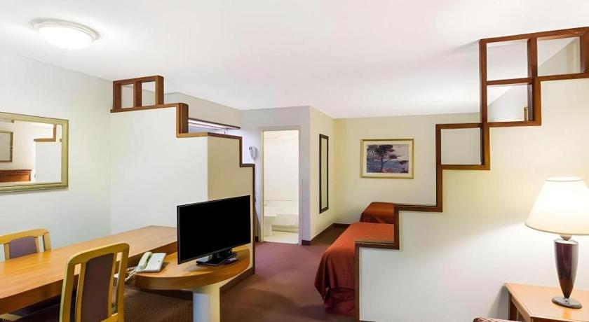 Rodeway Inn & Suites South of Fiesta Park – San Antonio, TX