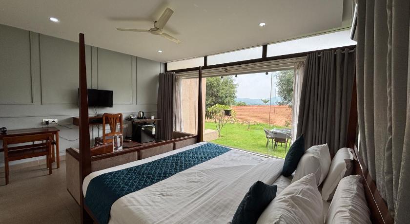 Image of Junior Suite with Pool View 0