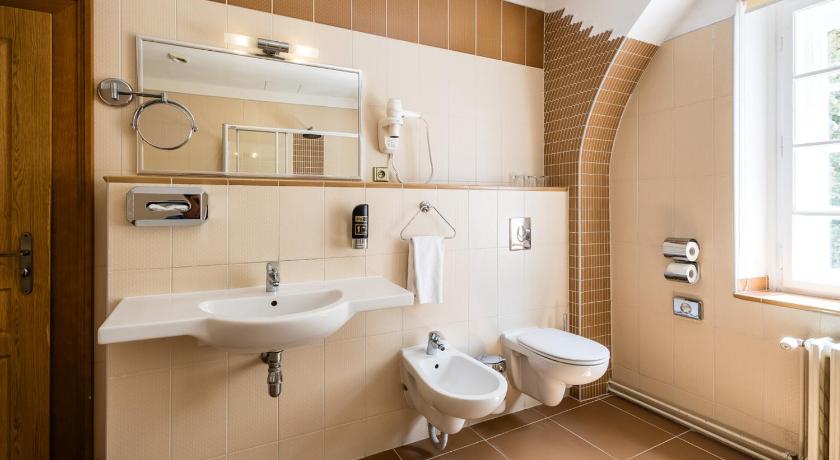 Image of Deluxe Suite with Spa Bath 7