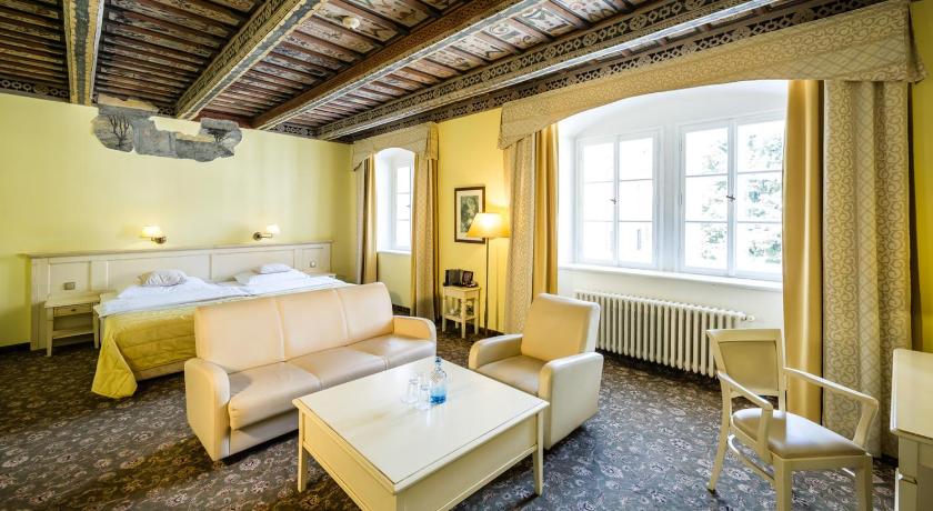 Image of Deluxe Suite with Spa Bath 0