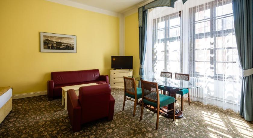 Image of Family Studio 6