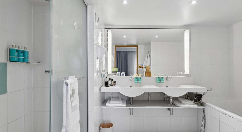 Image of Junior Suite with a double bed and sofa 11