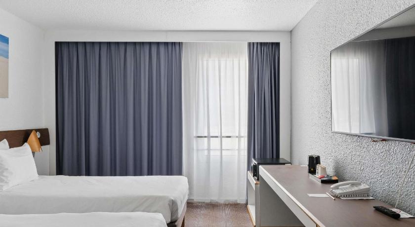 Image of Classic Room With 2 Single Beds 8