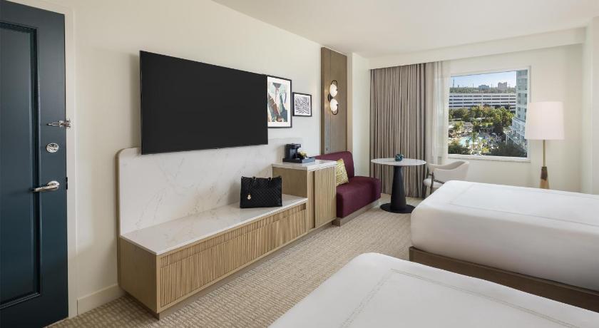 Image of 2 QUEEN BEDS - POOL VIEW 4