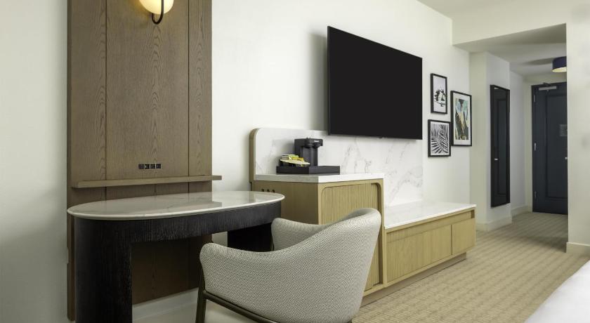 Image of 2 Queen hearing accessible 1