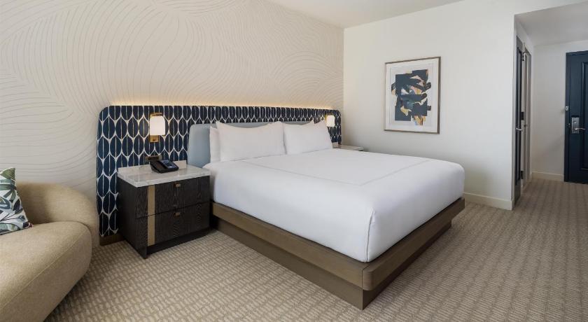 Image of 1 KING BED - POOL VIEW 1