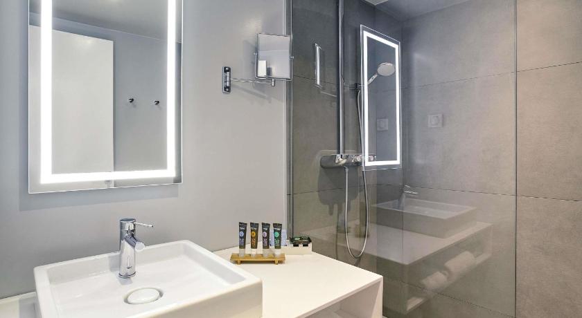 Image of Superior room with double bed and 2 singles 2