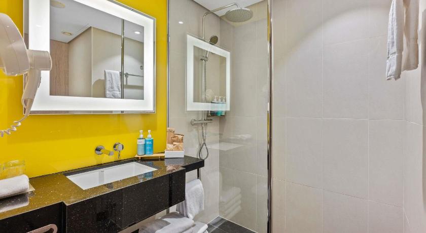 صورة غرفة تنفيذية مع سرير مزدوج وأريكة (Executive Room with Double Bed and Sofa) 2