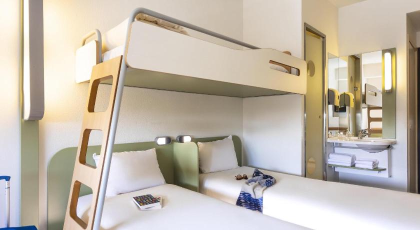 Standard Room with 2 single beds and a bunk bed fotója 1