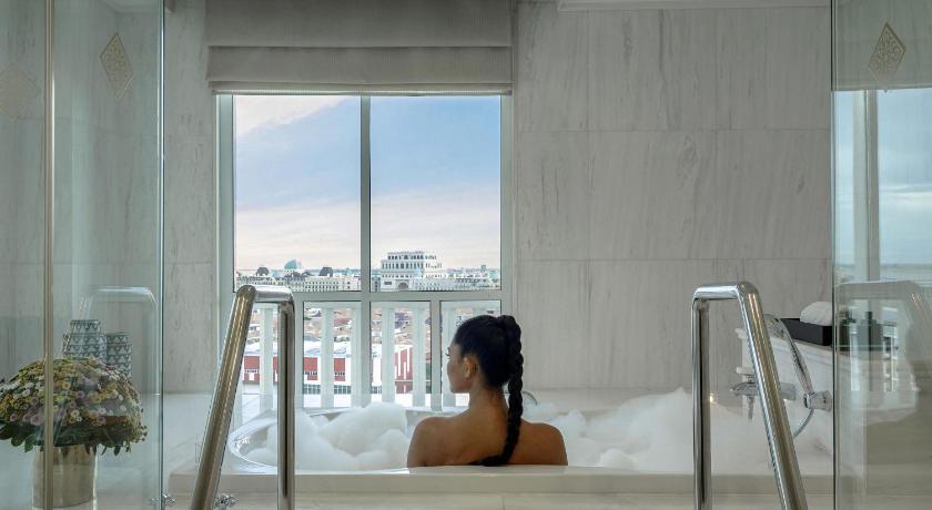 Image of Opera King Suite with Club Access 2
