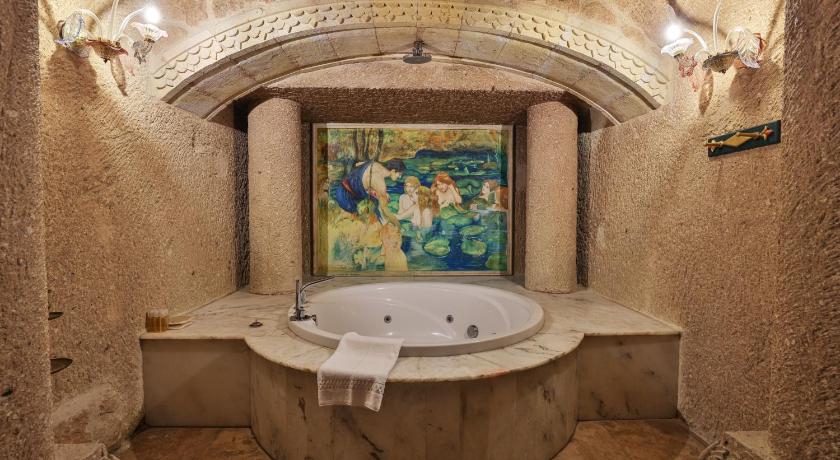 Immagine di Junior Suite with One or Two King Beds and Whirlpool 12