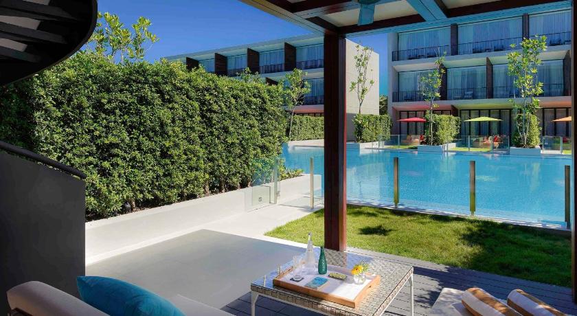 Image of SO Comfy Pool Access 9