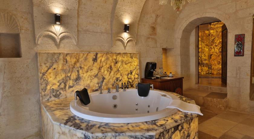 Immagine di King Cave Junior Suite with Terrace and Whirlpool 7