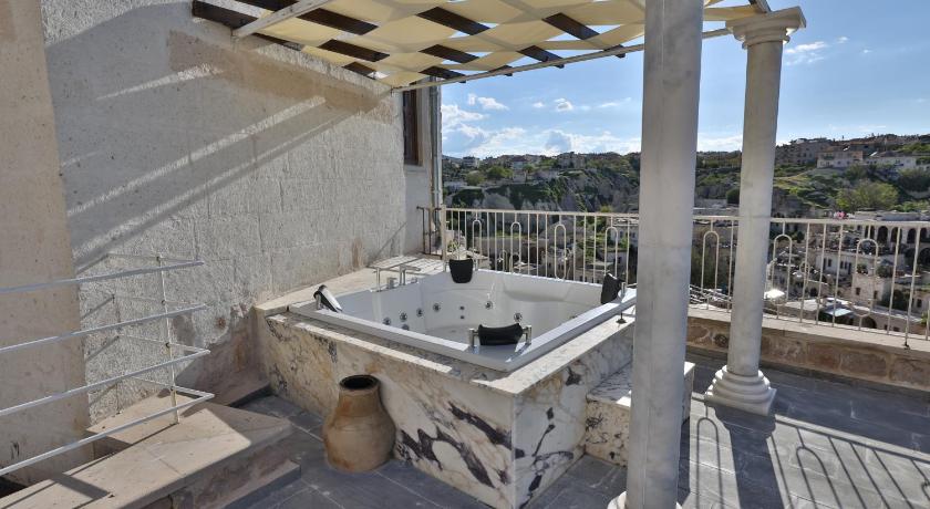 Immagine di King Cave Junior Suite with Terrace and Whirlpool 11