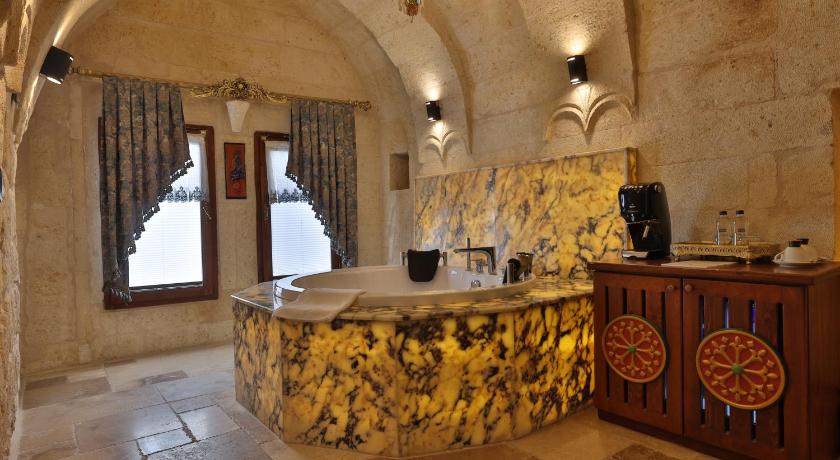Immagine di King Cave Junior Suite with Terrace and Whirlpool 4