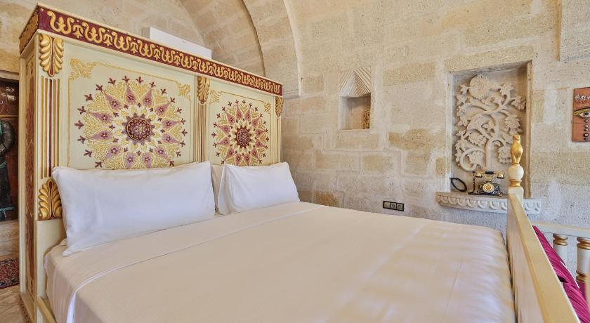 Immagine di King Cave Junior Suite with Terrace and Whirlpool 13