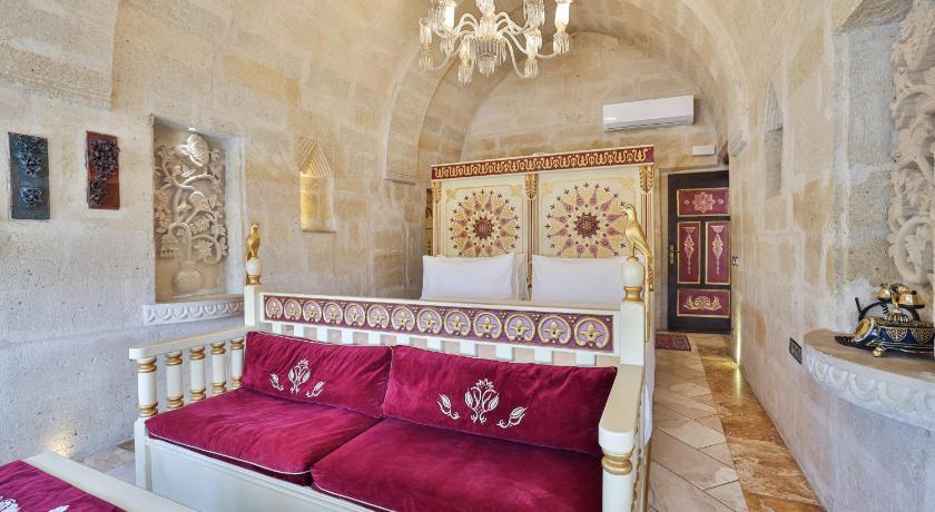 Immagine di King Cave Junior Suite with Terrace and Whirlpool 15