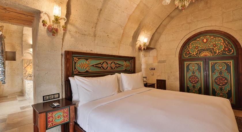Immagine di King Cave Junior Suite with Terrace and Whirlpool 3