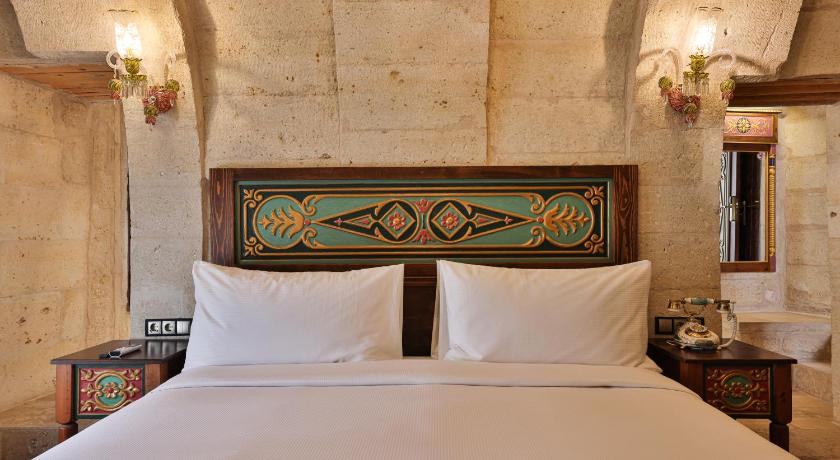 Immagine di King Cave Junior Suite with Terrace and Whirlpool 12