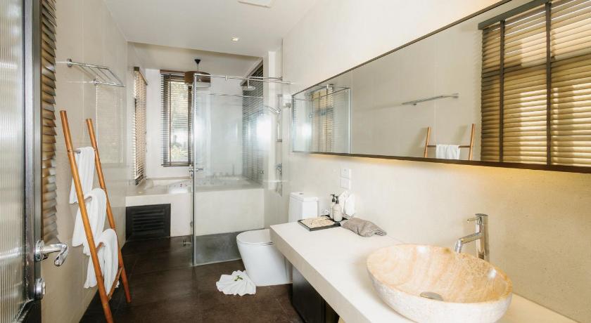 Image of One Bedroom Deluxe Suite with Free Minibar 17