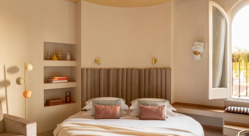 Image of Suite 16