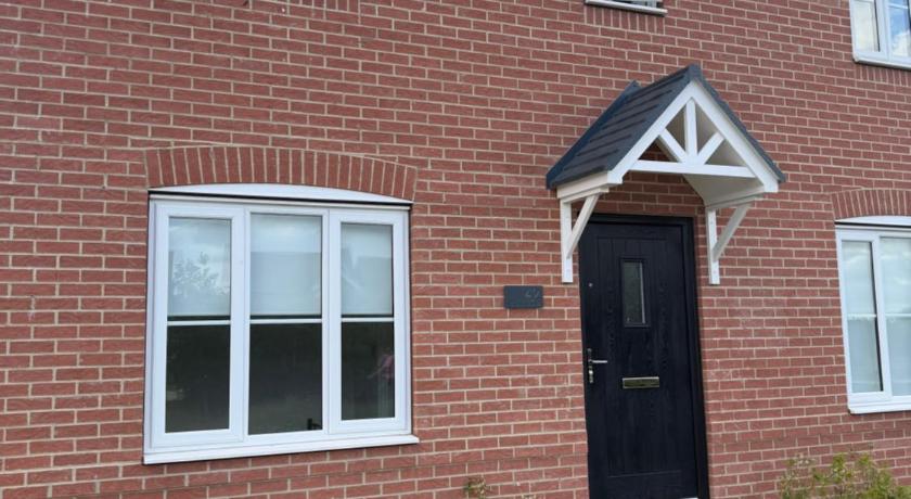 Beautiful New-Build Home in Grimsby with free parking