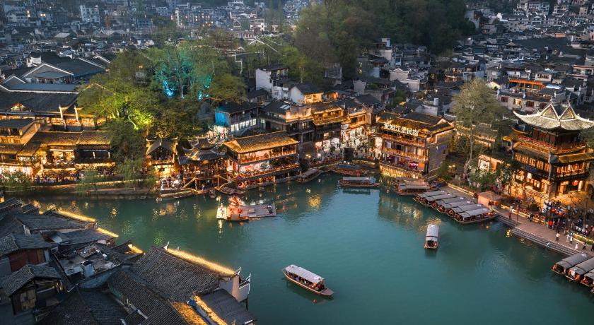 Miss Dong’s River View Homestay (Fenghuang Hongqiao Branch)