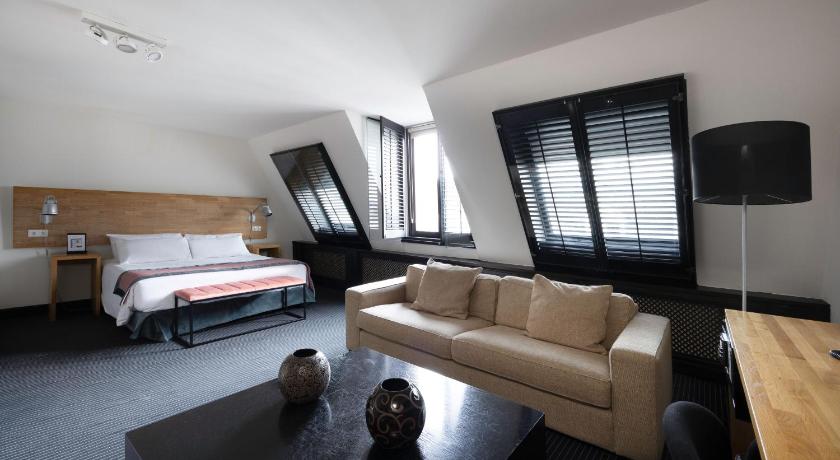 Image of Junior Suite with Spa Bath 3