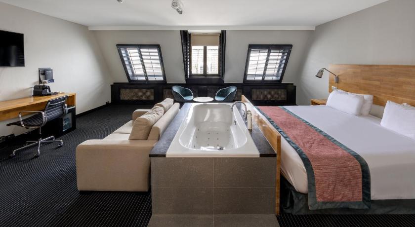 Image of Junior Suite with Spa Bath 0