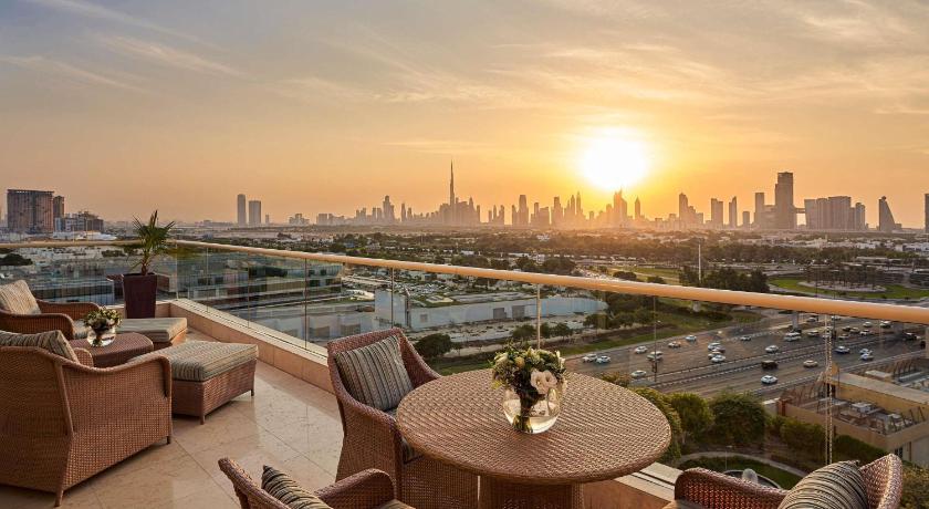 Image of Landmark Suite with Terrace, Skyline View & Club Lounge Access - including Daily Breakfast, Evening Drinks & Canapes 1
