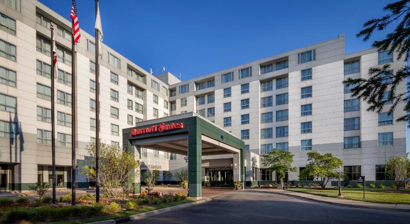 a large building with a clock on the front of it, Chicago Marriott Suites Deerfield in Deerfield (IL)
