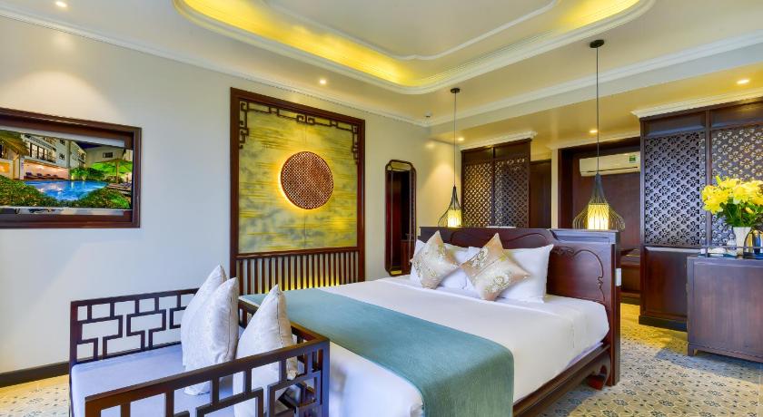 Image of Luxury Double Room, Bathtub with Balcony and River View 0