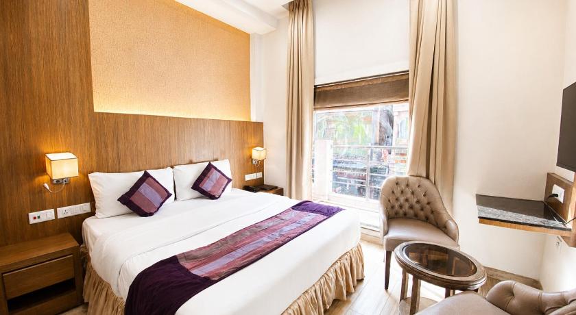 Gold Compact Room