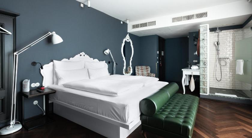 Image of Petite Suite 0