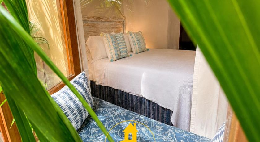 Yellow House Hostel B&B