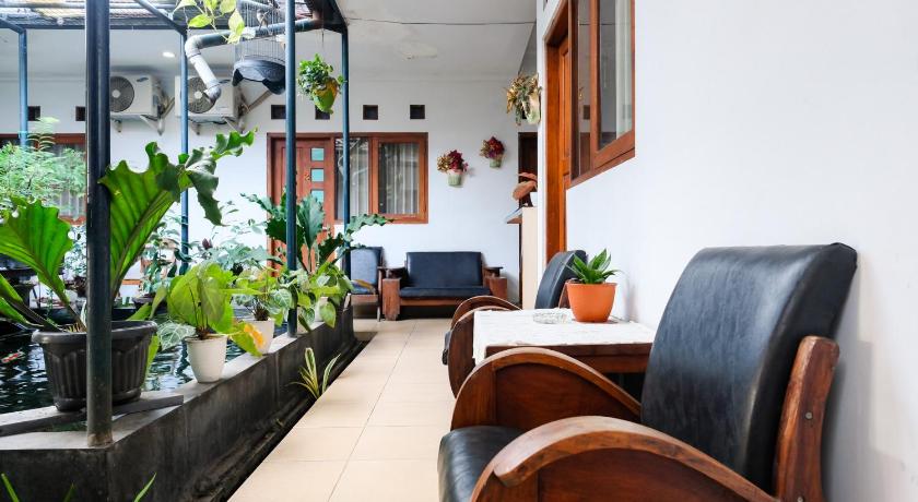 RedDoorz near Hartono Mall - image 15