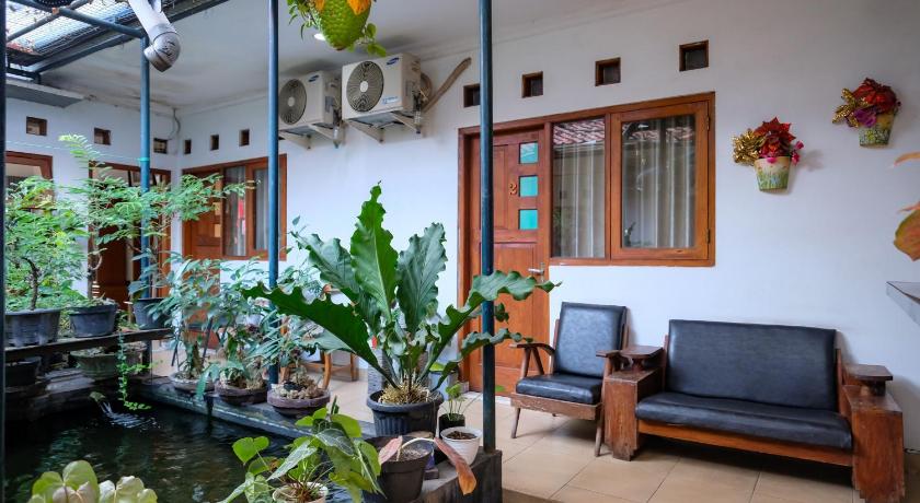 RedDoorz near Hartono Mall - image 3