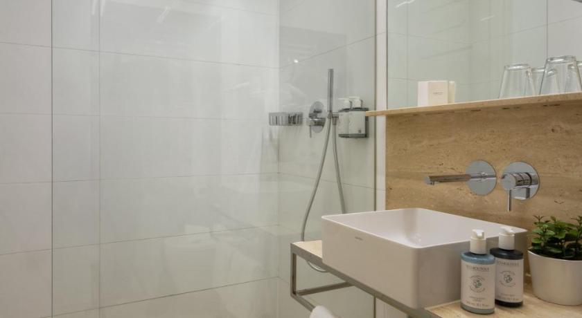 Image of Deluxe Double Room with City View 8