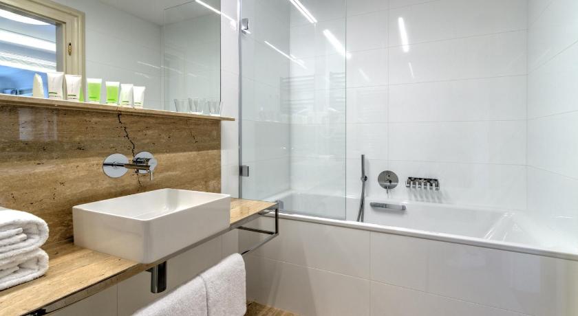 Image of Deluxe Double Room with City View 7