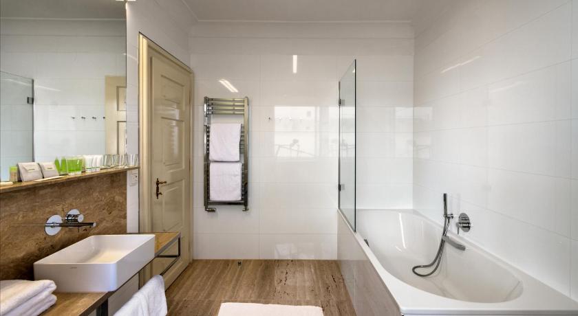 Image of Deluxe Double Room with City View 2