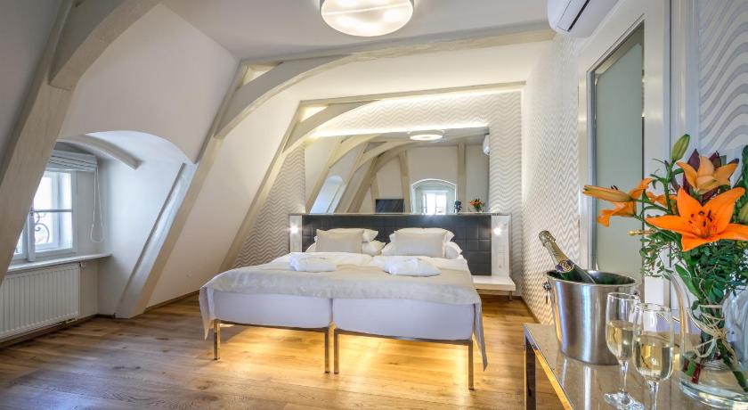 Image of Deluxe Double Room with City View 6