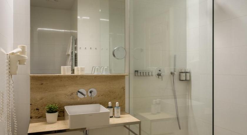 Image of Family Room with City View 4