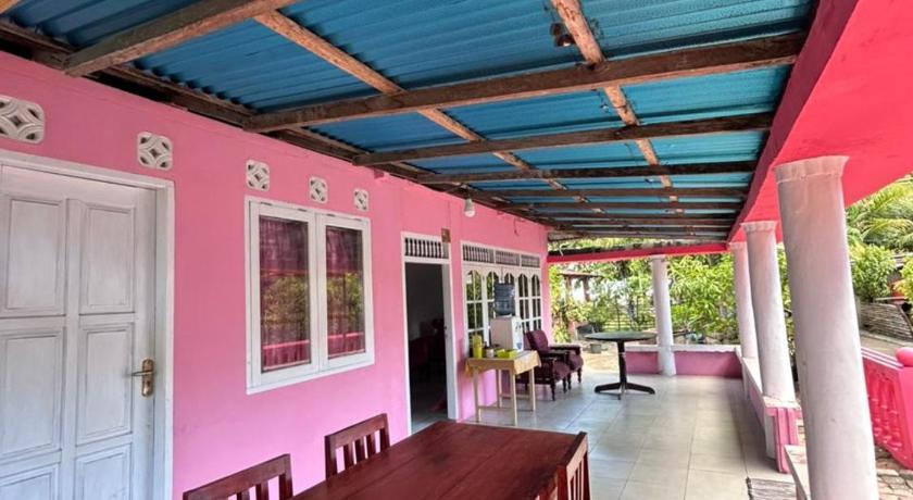 Tampilan Bunaken Dolphin Pink Homestay