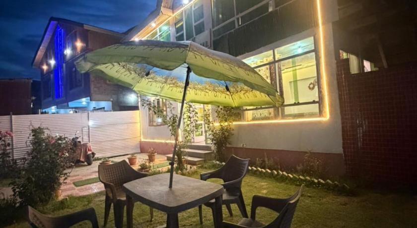 New Heaven Canal Guest House - image 6